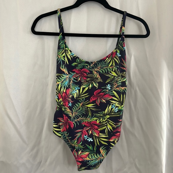 Le Saint Brazilian bathing suit- size medium- excellent condition- worn twice - Picture 5 of 7